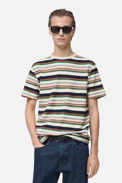 T-shirt multicolore à manches courtes de MANGO, porté avec un jean horizontal rayé.
