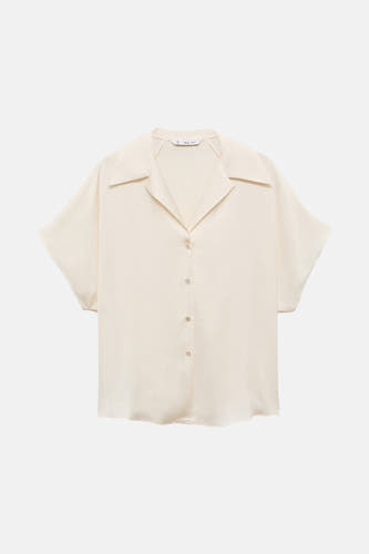 Chemise écru à manches courtes de MANGO, avec un col et une fermeture à boutons devant.