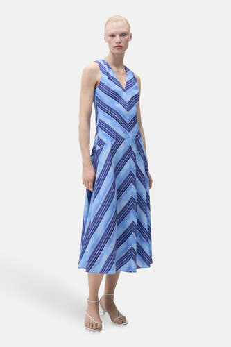 Tunique sans manches bleue de MANGO, avec un col V et un motif à rayures dans différentes teintes de bleu.