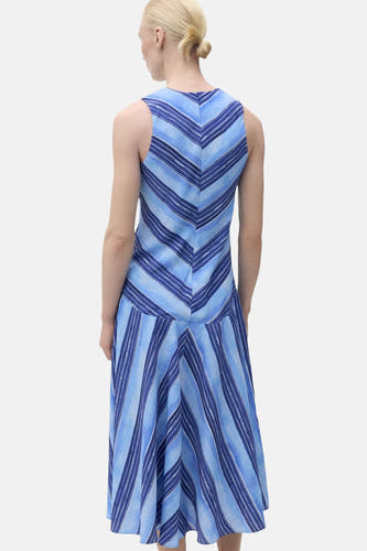 Jupe bleue sans manches de MANGO, avec un motif à carreaux zigzag sur le dos.