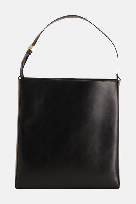 Sac noir de MANGO, avec une longue bandoulière et un design minimaliste.