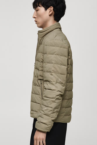 Manteau court gris de MANGO, vue de l'avant, avec un design doublé et une poche à fermeture éclair.