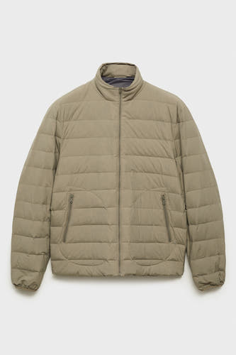 Manteau court gris de MANGO, avec des coutures horizontales, des manches longues et des poches à fermeture éclair.