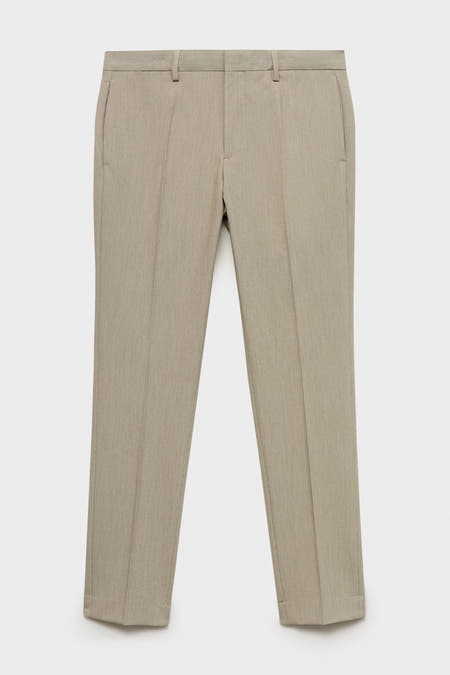 Pantalon de costume blanc MANGO, avec une subtile texture et une pliure classique.