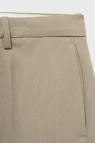 Pantalon de costume blanc MANGO avec motif carreaux de gascogne et une subtile texture.
