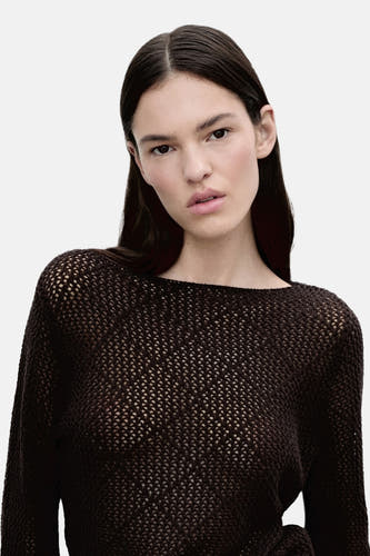 Sweat-shirt marron avec col rond de MANGO, fabriqué en tissu tricoté ouvert.