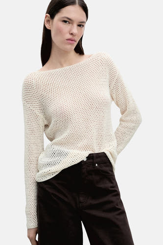 T-shirt rond col en écru MANGO, avec une texture trtrite ouverte, associé à des bermudas de denim foncé et des sandales en cuir.