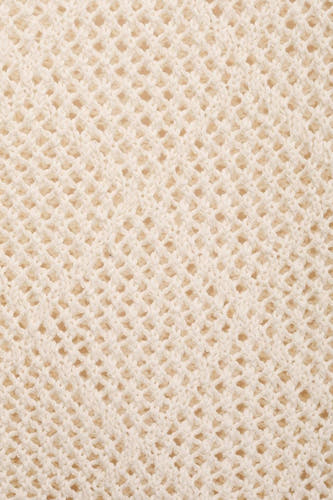 T-shirt écru avec col rond de MANGO, avec une texture tr tr ouverte.