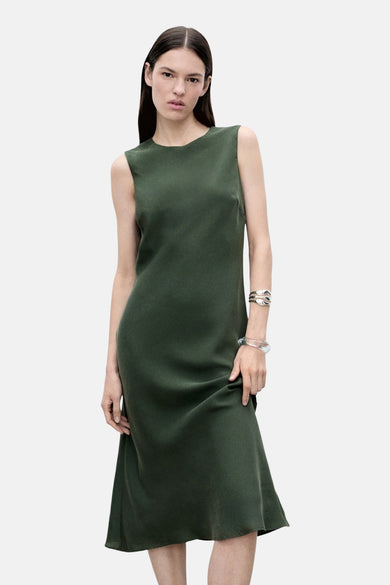 Robe sans manches verte de MANGO, avec une texture lisse et une longueur jusqu'aux genoux.