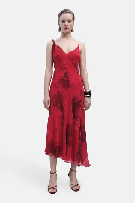 Jupe sans manches rouge de MANGO, avec un motif floral et des fines bretelles.