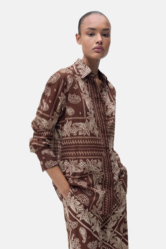 Chemise brune à longues manches de MANGO, avec un motif paisley sur l'ensemble du vêtement, vue de derrière.
