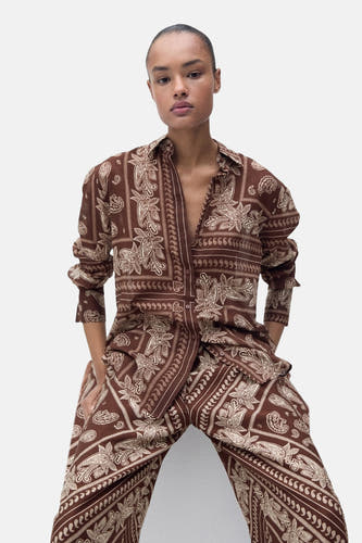 Chemise brune à longues manches de MANGO, avec un motif paisley et une coupe décontractée.
