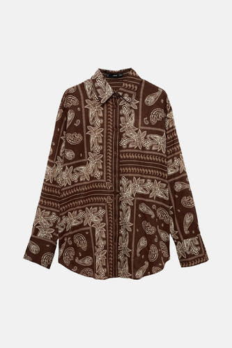 Chemise brune à longues manches de MANGO, avec un motif paisley et un col classique.