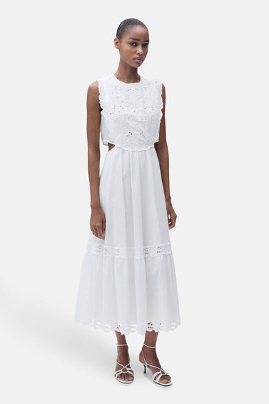 Robe sans manches MANGO de couleur blanche, avec des détails brodés et une taille découpée.
