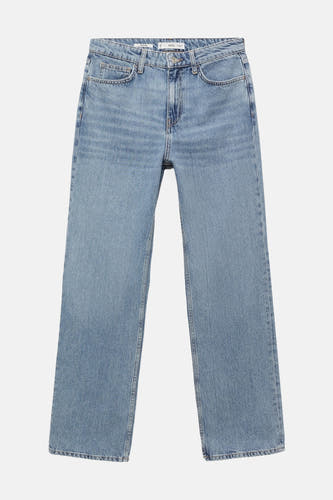 Jean droit bleu clair de MANGO, avec un look denim classique et une fermeture éclair simple.