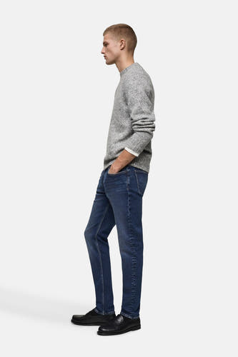 Jean slim de MANGO en denim bleu moyen, présenté en vue latérale.