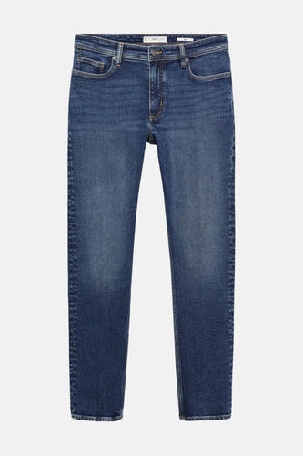 Jean slim fit en denim bleu moyen de MANGO, avec une taille classique et des effets de délavage subtils.