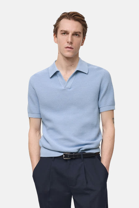 T-shirt bleu marine à manches courtes de MANGO, vu de derrière, associé à un pantalon bleu marine foncé.