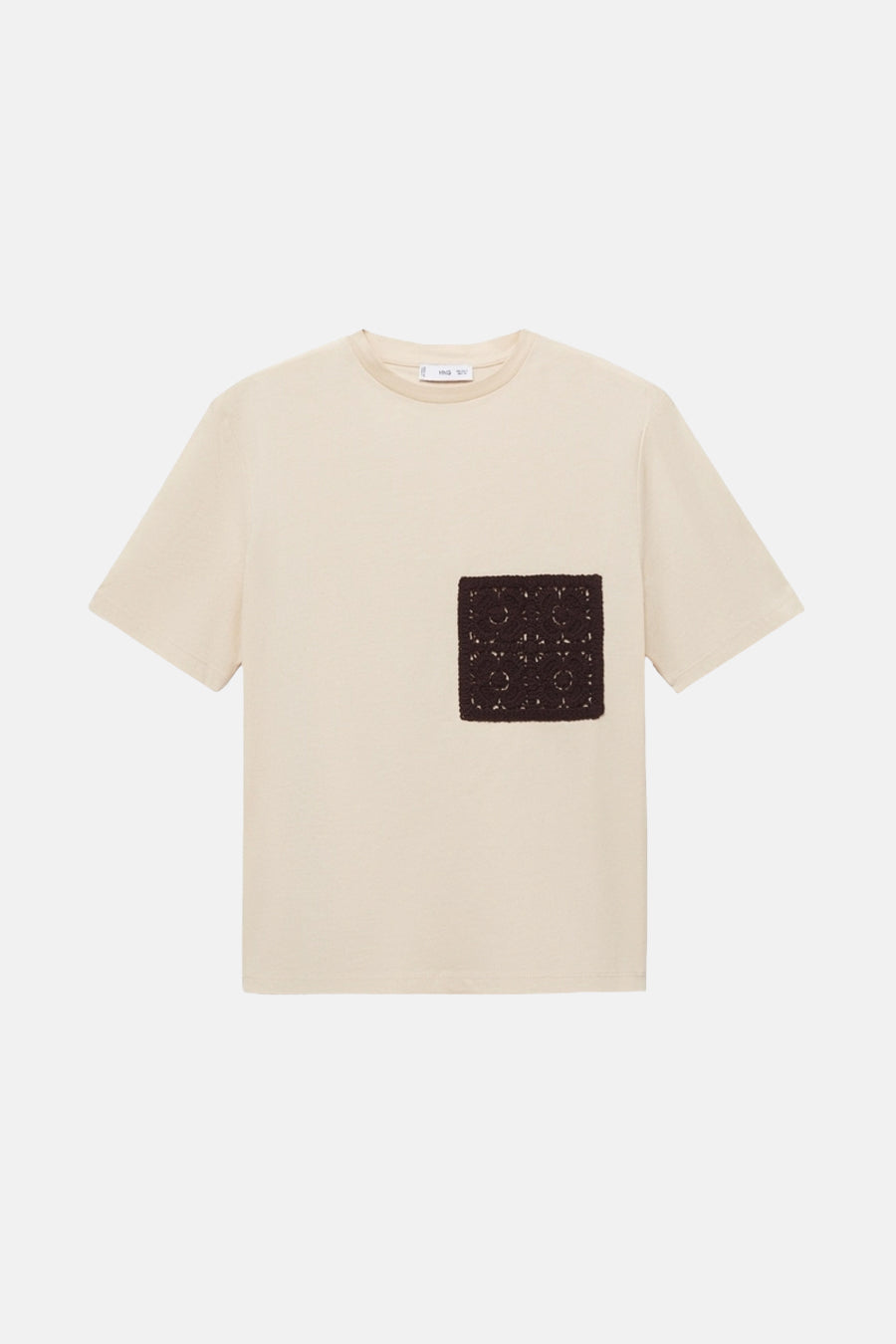 Beige T-shirt met korte mouwen van MANGO, met een vierkant zakdetail met gehaakt patroon.
