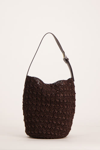 Sac à dos marron de MANGO, avec une texture tressée et un panneau d'épaule marron foncé avec une boucle.