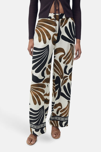 Pantalon multicolore de MANGO avec un motif de feuilles frappant et une bordure décorative.
