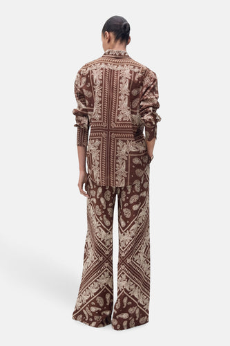 Bruine broek en blouse met paisleyprint.