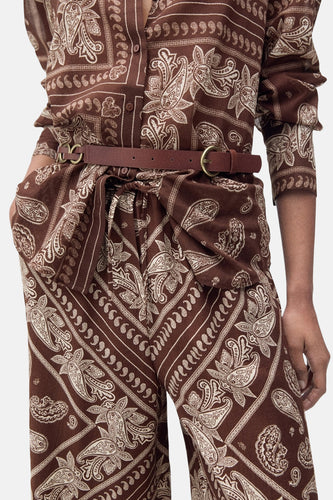 Bruine broek met paisleyprint en riem.