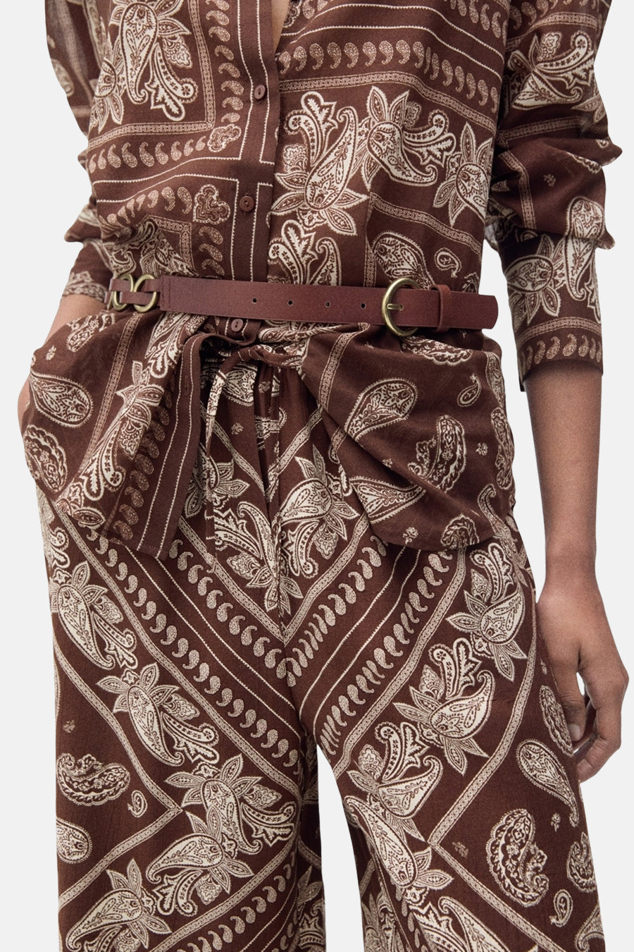 Bruine broek met paisleyprint en riem.