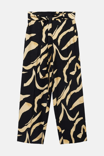 Pantalon noir de MANGO avec des rayures abstraites beigeige et une ceinture coordonnée.