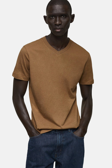 T-shirt marron à manches courtes de MANGO, porté avec un jean foncé.