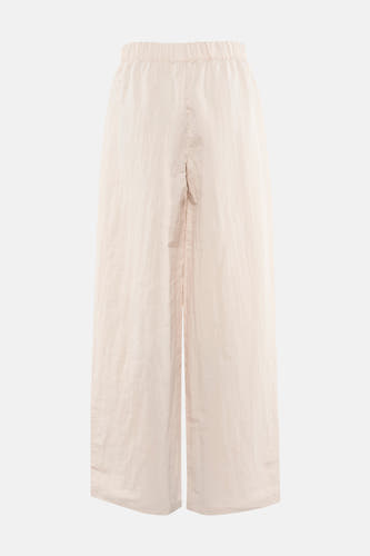 Pantalon écru de MANGO, avec des jambes larges et une ceinture élastique.