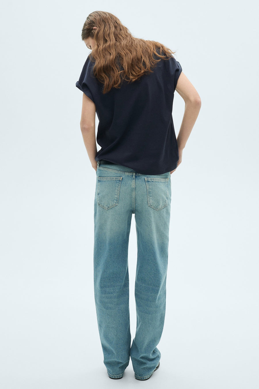 Donkerblauw T-shirt met korte mouwen van MANGO, met omgeslagen mouwen, gecombineerd met een blauwe jeans.