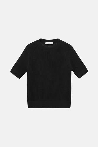 Zwarte gebreide trui met korte mouwen.
