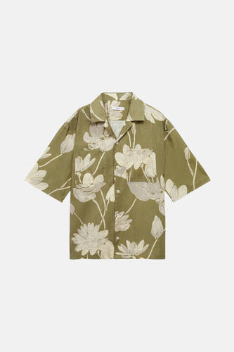 Chemise verte à manches courtes de MANGO, avec une impression de fleurs et une fermeture à boutons.