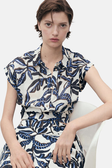 Chemise multicolore à manches courtes de MANGO, avec motif feuille et col boutonné.