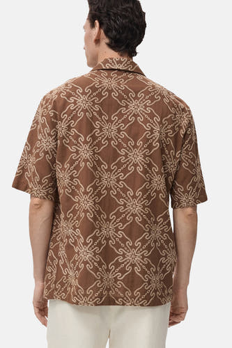 Chemise brune à manches courtes de MANGO, avec un motif détaillé sur toute la surface, vue de derrière.