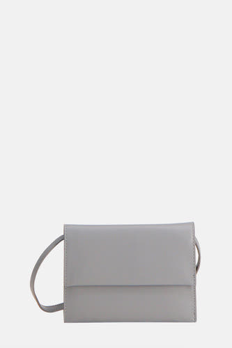 Sac à main gris de MANGO, avec des coutures visibles et des détails métalliques.