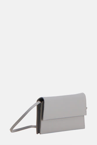 Sac à main gris de MANGO, avec une subtile texture et un design minimaliste.