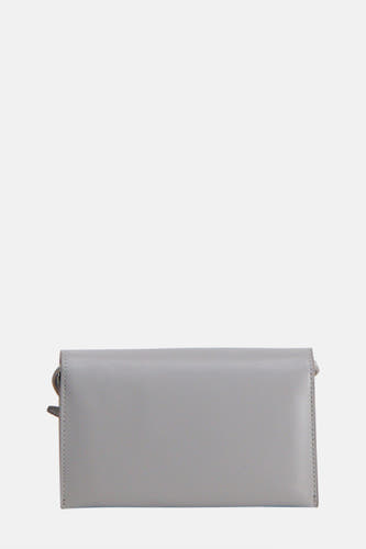 Grijze handtas van MANGO, met zichtbare stiksels en metalen details.
