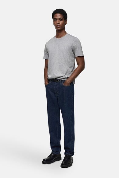 T-shirt gris à manches courtes de MANGO, porté avec des jeans foncés et des chaussures noires.