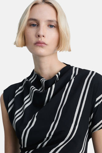 Robe noire sans manches de MANGO, avec un motif à rayures et une ligne d'épaules drapée, gros plan.