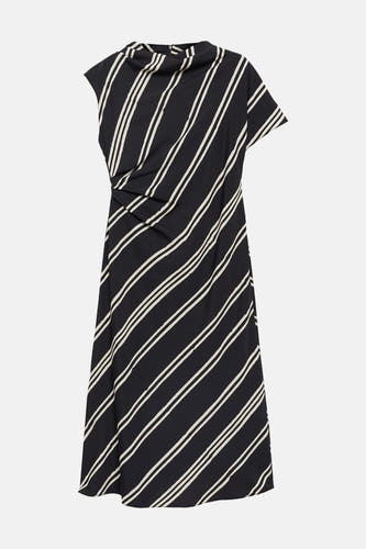 Robe sans manches noire de MANGO, avec un motif à rayures et un détail drapé sur le côté.