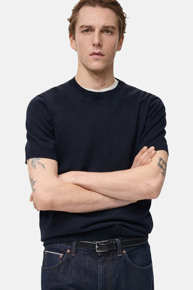 T-shirt bleu marine à manches courtes de MANGO, vu de dos avec un jean.