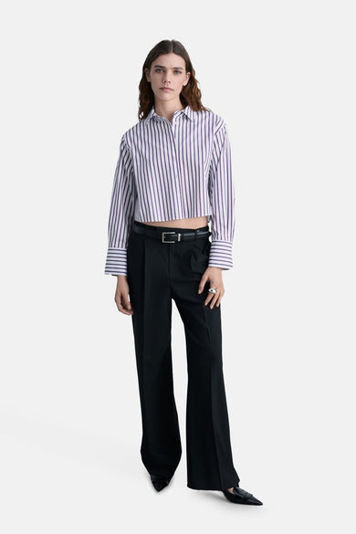 Chemise rayée multicolore à manches longues de MANGO, portée avec un pantalon noir et une ceinture.