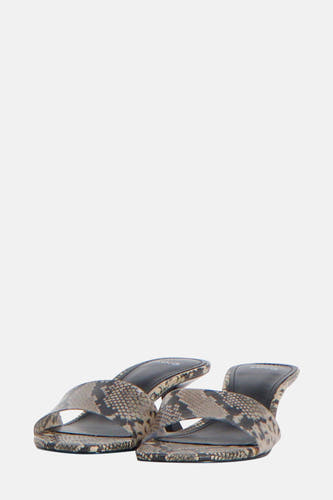 Sandales beige de MANGO, avec imprimé serpent et talon fin.