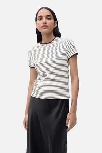T-shirt beige à manches courtes de MANGO, avec un motif rayé noir et des bords décoratifs sur les manches.