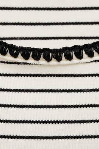 T-shirt beige à manches courtes de MANGO, avec des rayures noires et un bord décoratif noir.