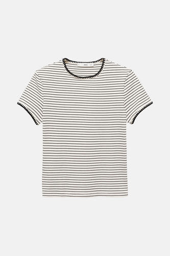 T-shirt beige à manches courtes de MANGO, avec des rayures noires et blanches et des bordures.