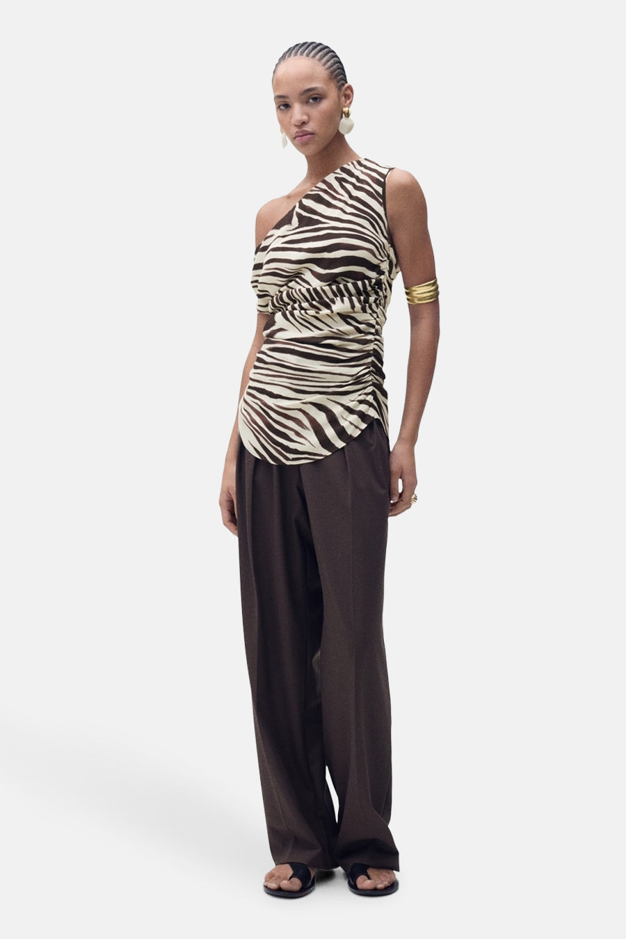 Model in zebraprint top en bruine broek.