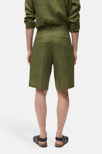 Short vert de MANGO, vu de van van van met met metken en un passend groen linnen overhemd.